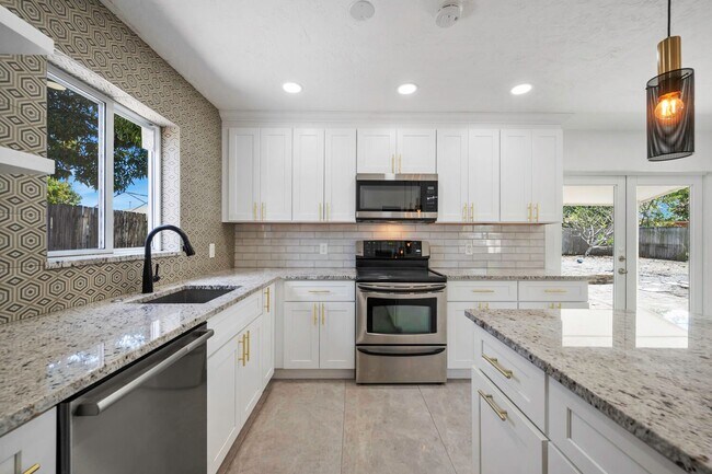 Building Photo - 2100 N Seacrest Blvd