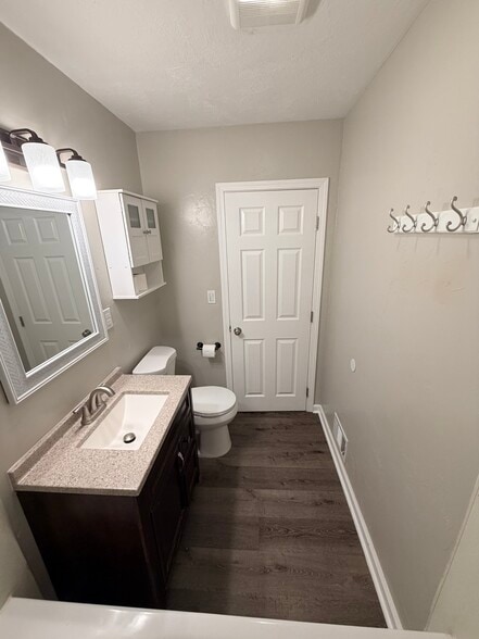 Building Photo - 933 E 13th St