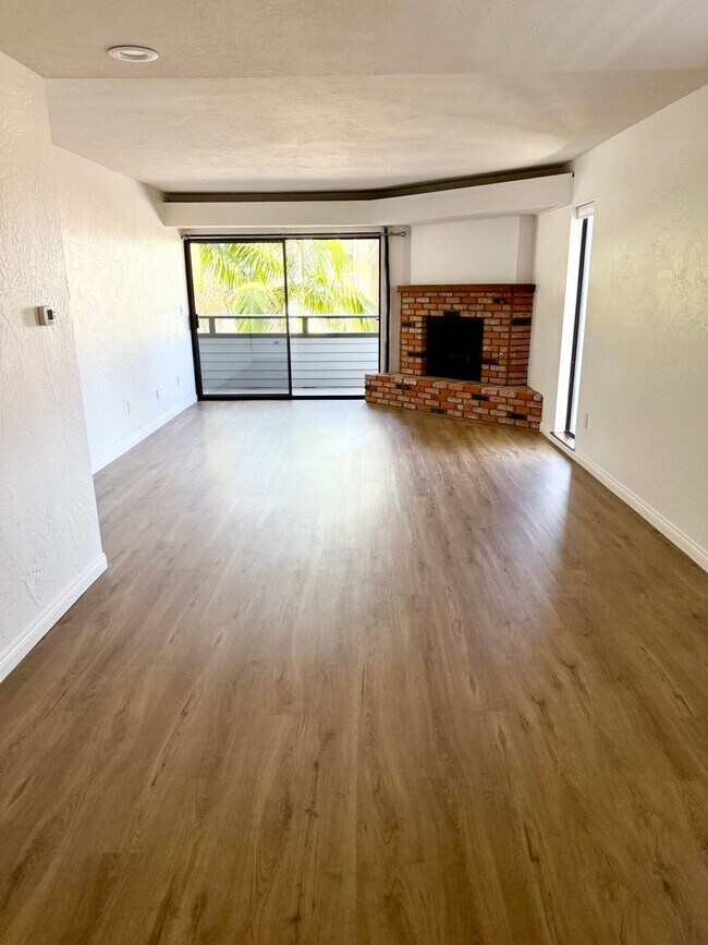 Building Photo - Stylish Condo in Mission Hills