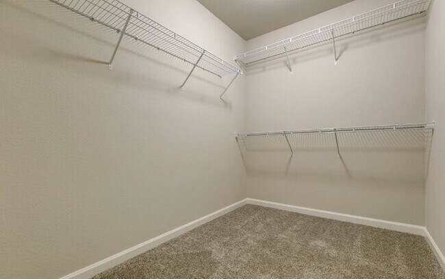 Building Photo - Newer Townhome | Mins to Base | Pool + Gym...