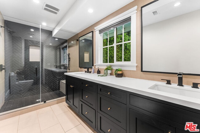 Building Photo - 13339 Margate St