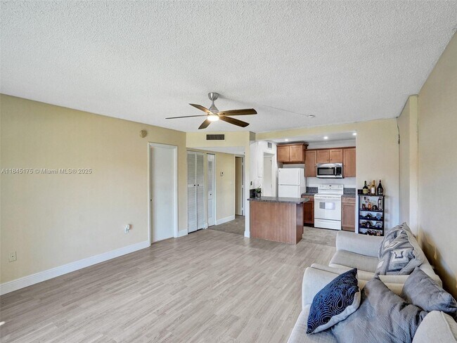 Building Photo - 4152 Inverrary Dr
