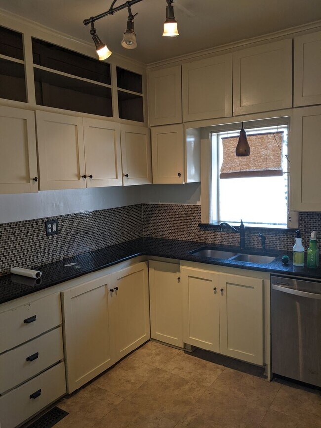 Building Photo - Adorable Midtown brick bungalow