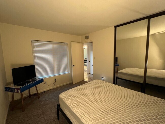 Building Photo - TOWNHOME IN MESA DEL SOL!