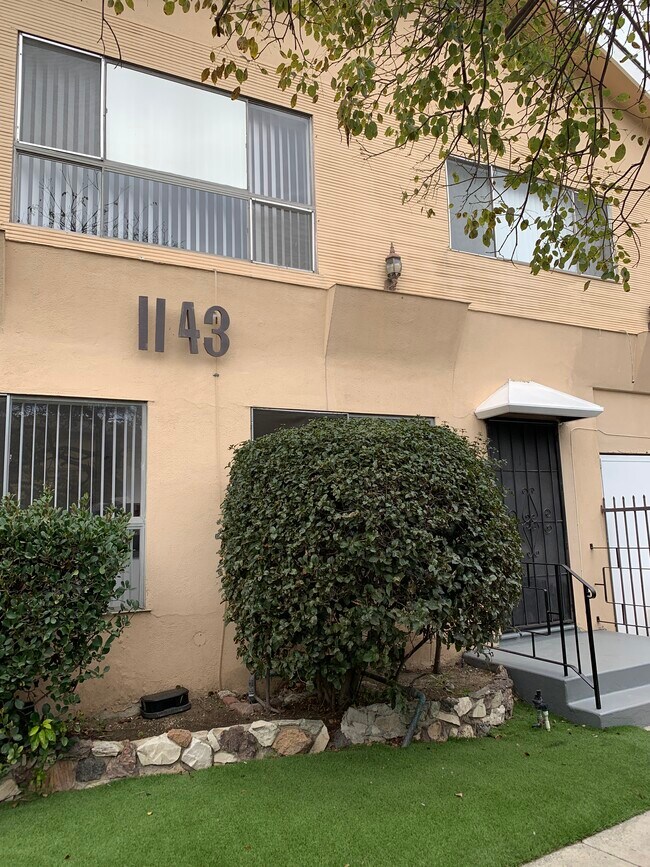 Primary Photo - 1143 N Beachwood Dr