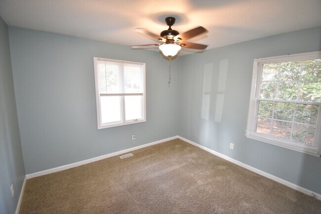 Building Photo - Beautiful 3 Bedroom and 2 Bath Home (No Pets)