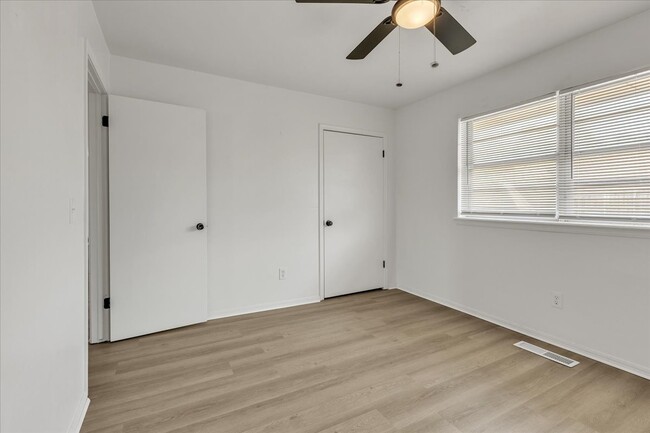 Building Photo - 9800 Willow Wind Dr