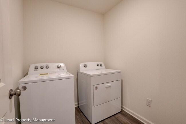 Building Photo - Stunning 4 Bedroom 2 Bath Home in Fairhope Falls Community