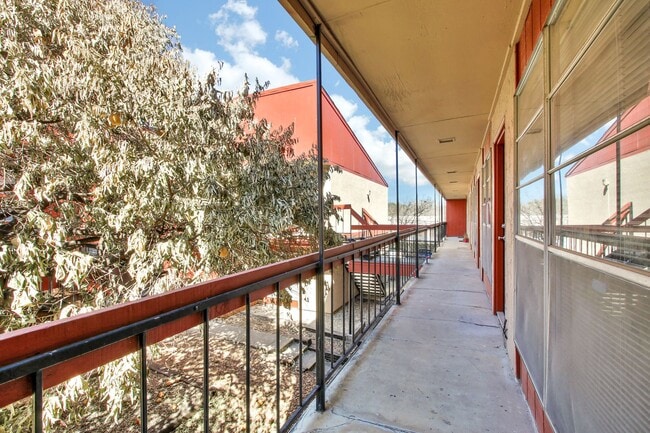 Building Photo - Stylish Two-Story Unit in Macarthur Townhomes with Modern Amenities