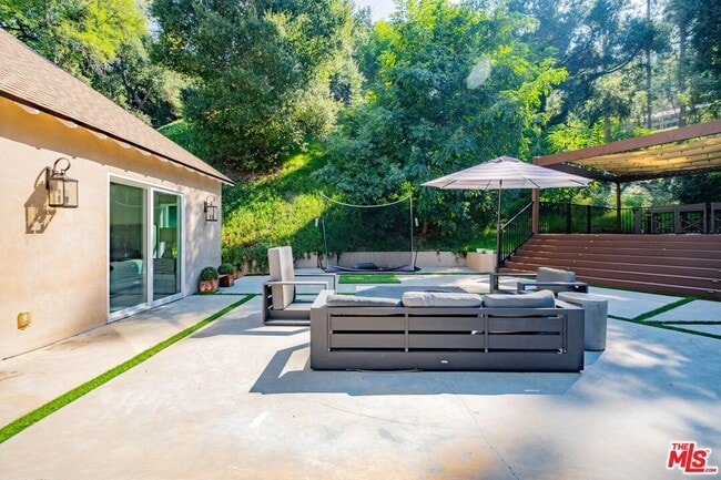 Building Photo - 2760 E Glenoaks Blvd