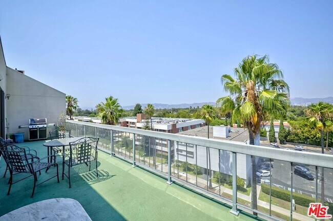 Building Photo - 4460 Wilshire Blvd