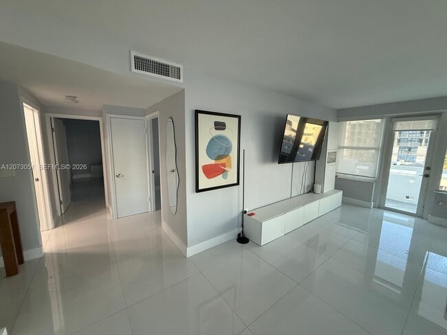 Building Photo - 3111 N Ocean Dr