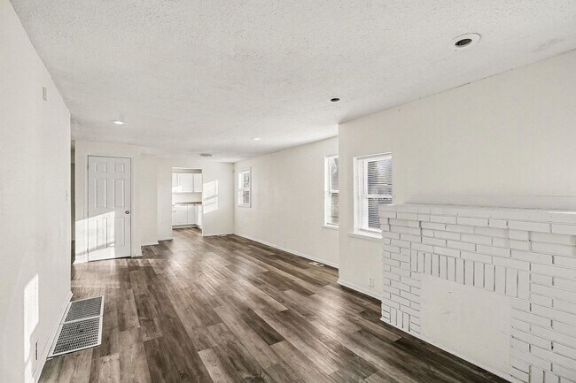 Building Photo - Beautiful 3 Bedroom 2 Bathroom Home in Kansas City!