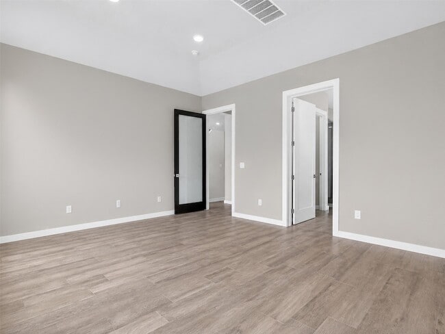 Building Photo - 470 Providence Dr