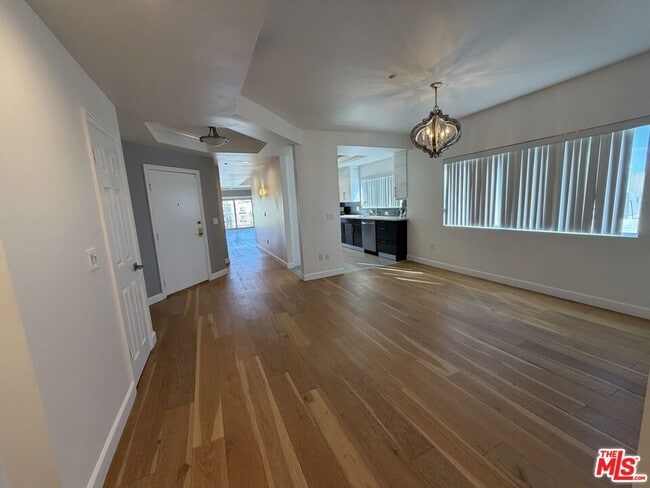 Building Photo - 1247 Barry Ave