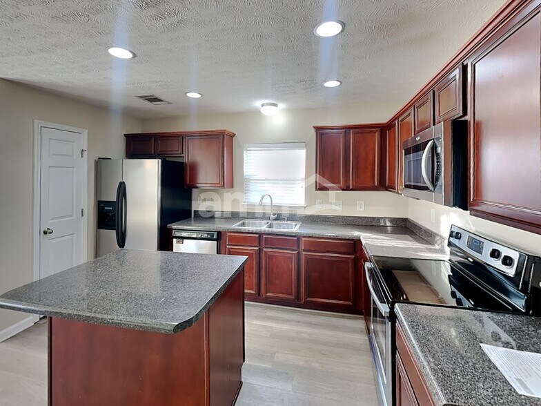 Building Photo - 3304 Monoco Dr