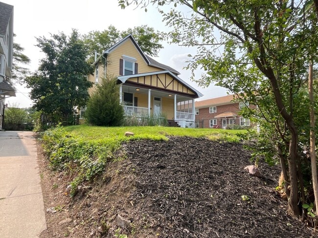 Building Photo - Large House Midtown