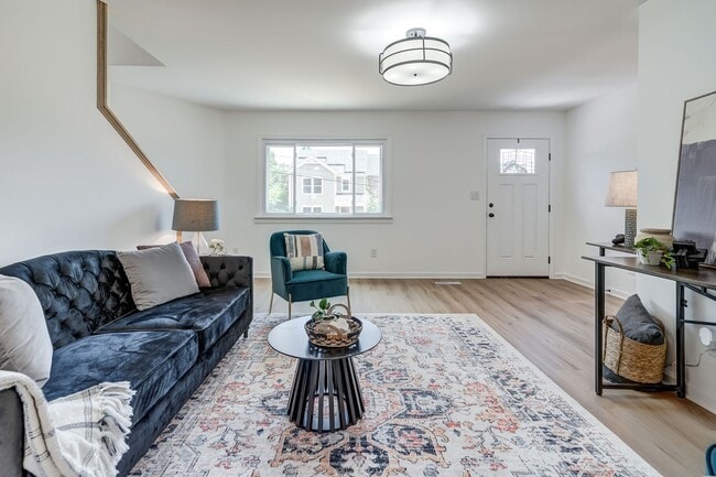 Building Photo - Completely Renovated 3 Bedroom Belmont Townhome Available Now!