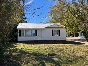 Building Photo - 2 Bed / 1 Bath House Close to Town