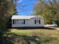 Building Photo - 2 Bed / 1 Bath House Close to Town