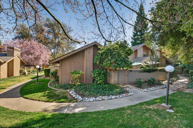 Building Photo - Gold River 2 Bedroom / Den, 2 Bathroom 1,600 Sqft. with Pool and Clubhouse For Lease.