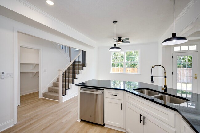 Building Photo - 412 Riley Ln