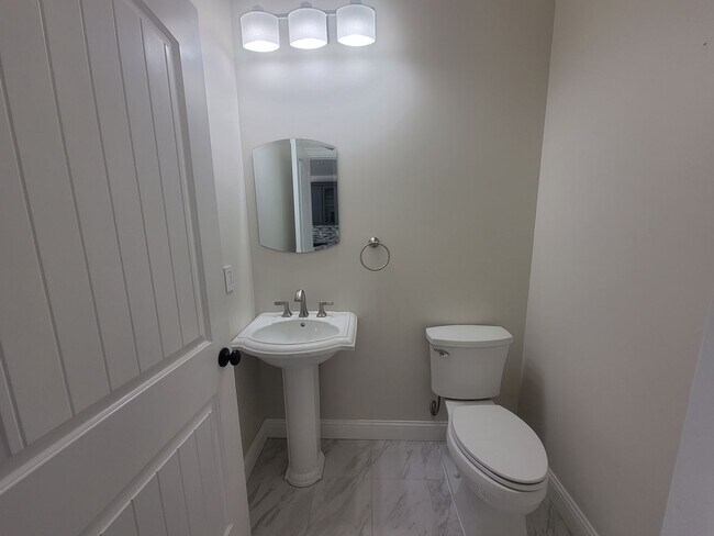 Building Photo - Stylish Single-Level Home in Pasco with Fi...