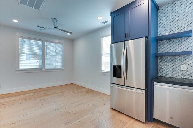 Building Photo - 425 W 21st St