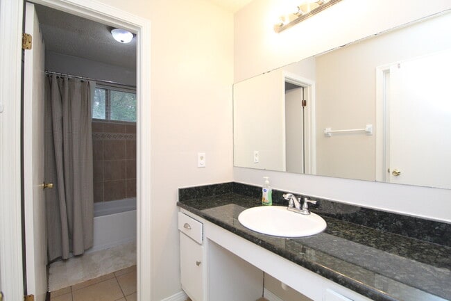 Building Photo - Updated 2BR/1.5BA End-Unit Townhome Near N...