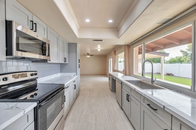 Building Photo - Spacious 6-Bedroom, 4-Bath Pool Home Near ASU Campus