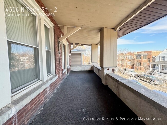 Building Photo - Sunny 2 Bed/1 Bath Steps From Kedzie Brown...