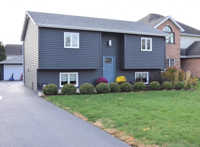 Building Photo - 574 Comstock Ave