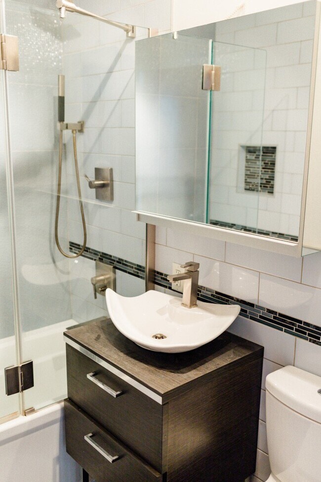 Building Photo - Spectacular Studio Located Where Brooklyn Heights Meets Cobble Hill!