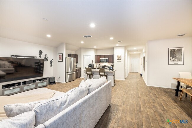Building Photo - 860 Margay Lp