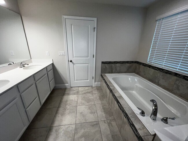 Building Photo - Stunning 5 bedroom 3 bath Winter Haven Home near Lego Land!