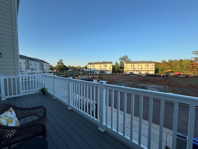 Building Photo - Modern 4 Bed 3.5 Bath Interior Townhome In...