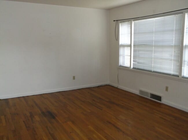 Building Photo - 2 BEDROOM, 1 BATHROOM, DUPLEX WITH ALL UTI...