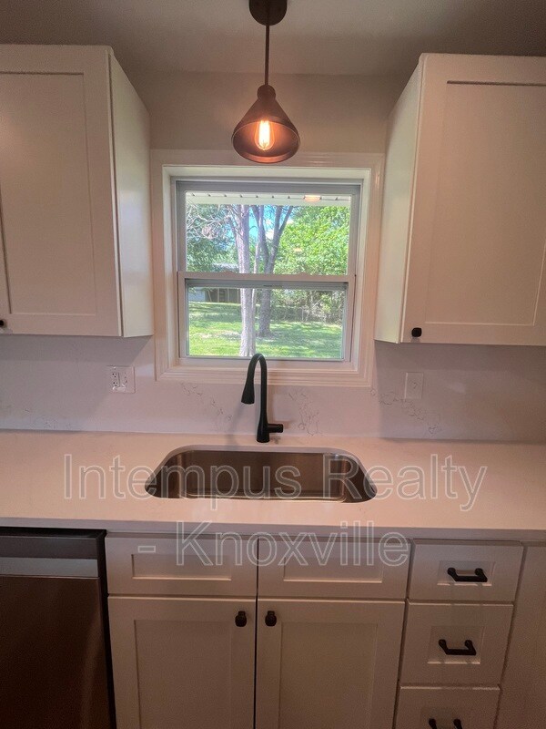 Building Photo - 228 Duzane Dr