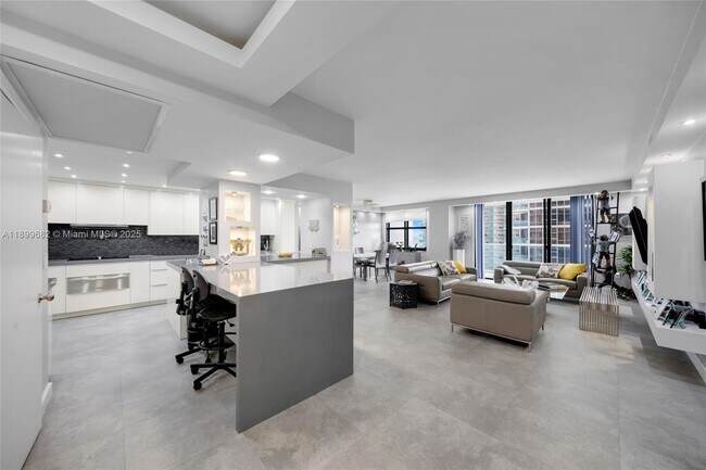 Primary Photo - 9801 Collins Ave