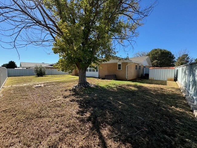 Building Photo - Comfy & Spacious 3 Bed Home! Mesa School D...