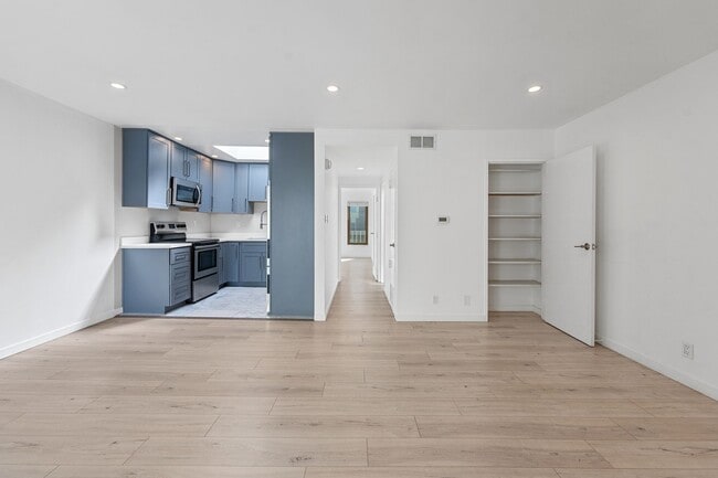 Building Photo - Modern 1BR/1BA Penthouse in Pacific Height...