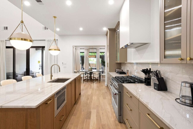 Building Photo - 8922 San Benito Way