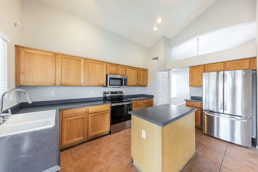 Building Photo - 14711 W Ely Dr