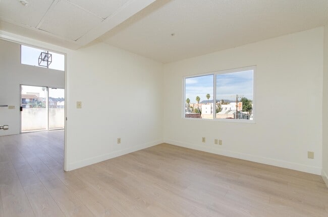 Building Photo - 321 S Berendo St
