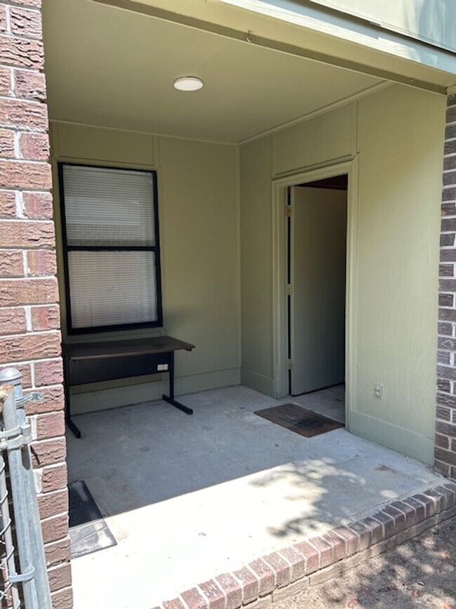 Building Photo - COZY UNIT IN A DUPLEX