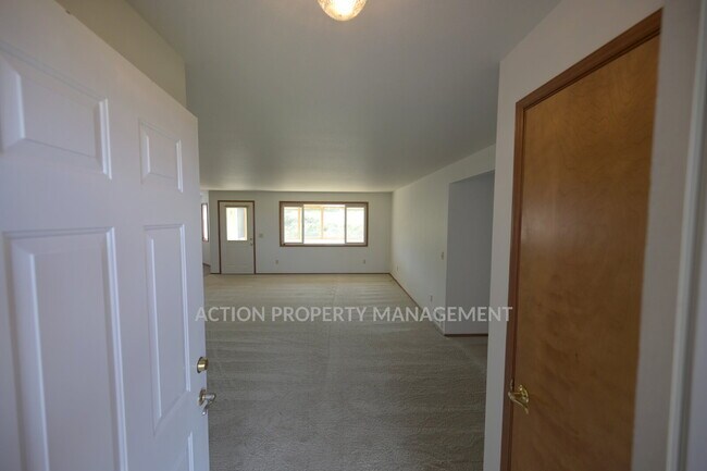 Building Photo - 3 bed 2 bath, 2 car garage in Sequim