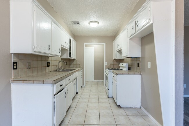 Building Photo - Spacious 5-Bedroom Home Near Tinker AFB an...