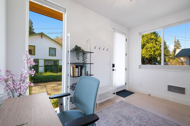 Building Photo - 4510 1st Ave NE