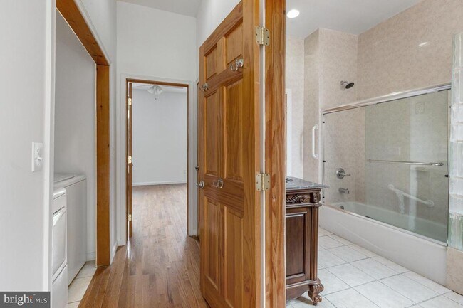 Building Photo - 1704 W Girard Ave