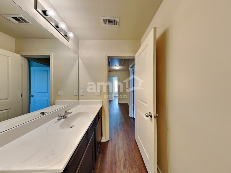 Building Photo - 4104 Dale Dr SE